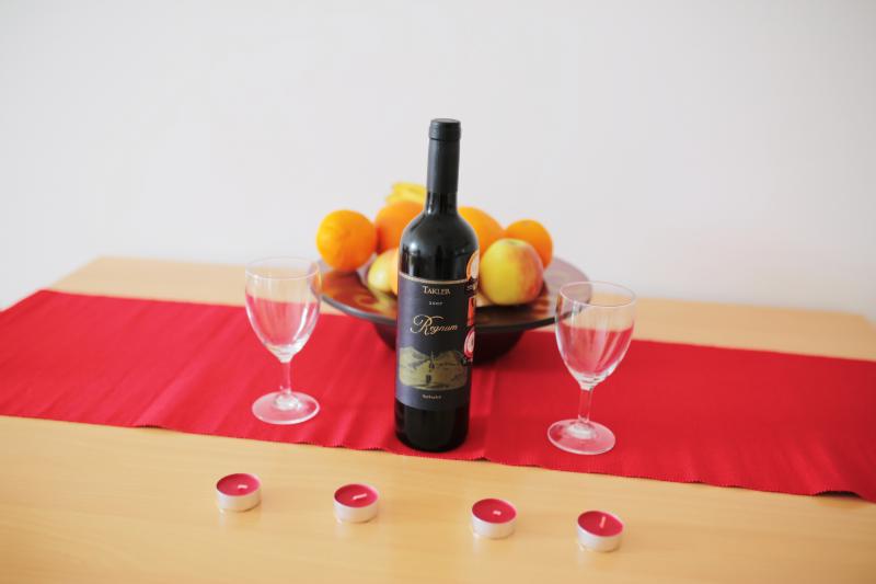 vino čaše svijeće.jpg